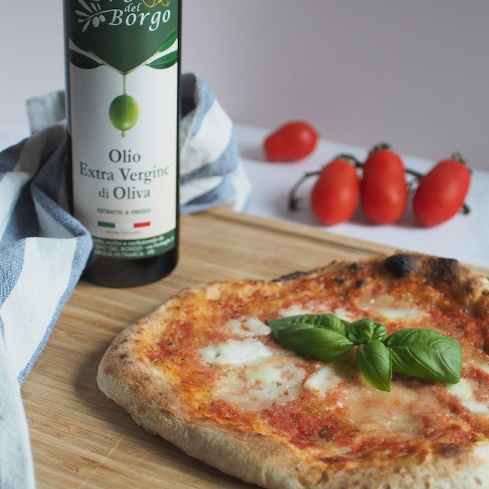 pizza-napoletana-pomodoro-mozzarella-olio-evo