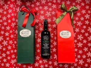 Olio EVO, vino e creme di olive nella cesta natalizia